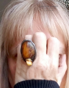 Pierścień niezwykle oryginalny i jedyny taki z pięknej bryłki prawdziwego bursztynu bałtyckiego o koniakowym ubarwieniu